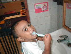 Niño se cepilla los dientes