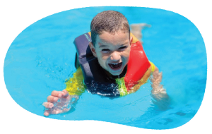 Niño con salvavidas dentro de una piscina