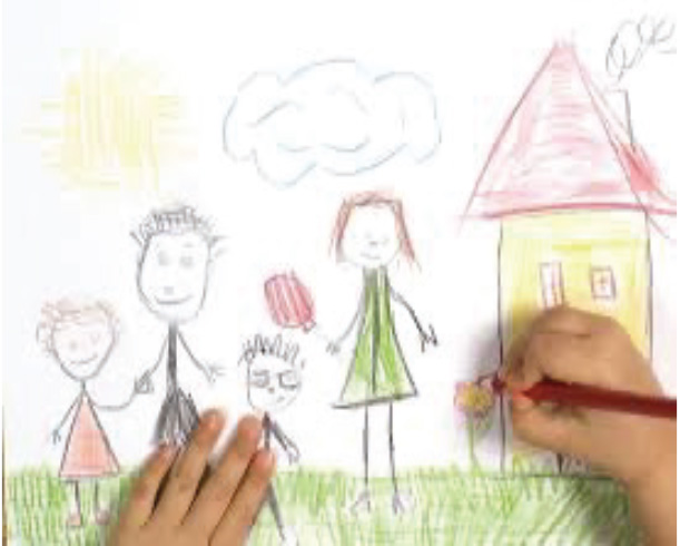 Dibujo que representa un una familia frente a su casa. Sobrepuesta: las manos de un niño o una niña haciendo el dibujo.