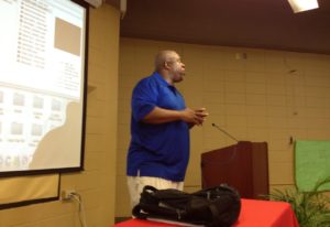 Dr. Myron Anderson durante su presentación